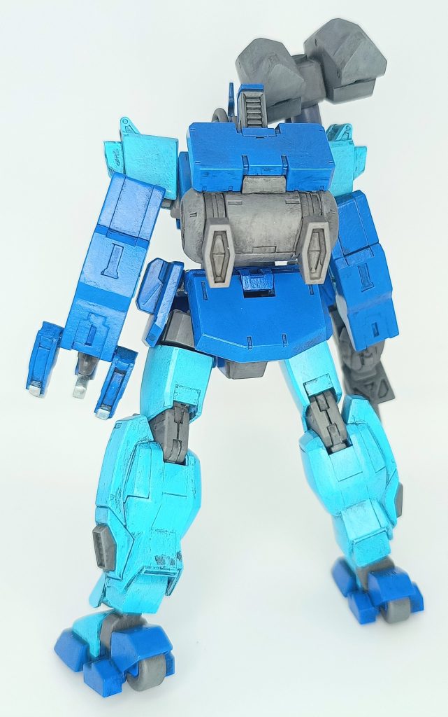  　バックパックです、デミの物の上にBFのどこかの板状の内部フレームを接着した物をベースに、隙間をダイソーナノブロックで埋めてBFのリアアーマー(？)を被せました