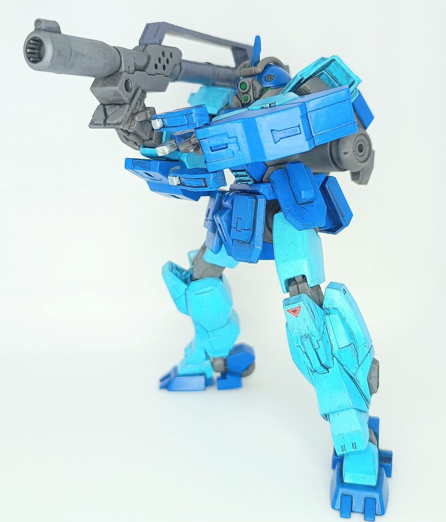 　下半身はそのままの物が多いです　サイドアーマーはBD1に3mm棒を付けただけ、リアはそのまま、フロントアーマーはデミのボールジョイント側を切り離しBD1のフロントアーマーと合体　股関節はデミの物に合わせてBD1のカバーの内側を削っています、太ももとの接続は太もも内部に接着したWAVEの4mmポリキャップで行います　BD1の脚部の足首側のポリキャップを、四角から普通の3mmに変更し、デミの足首を接続しています