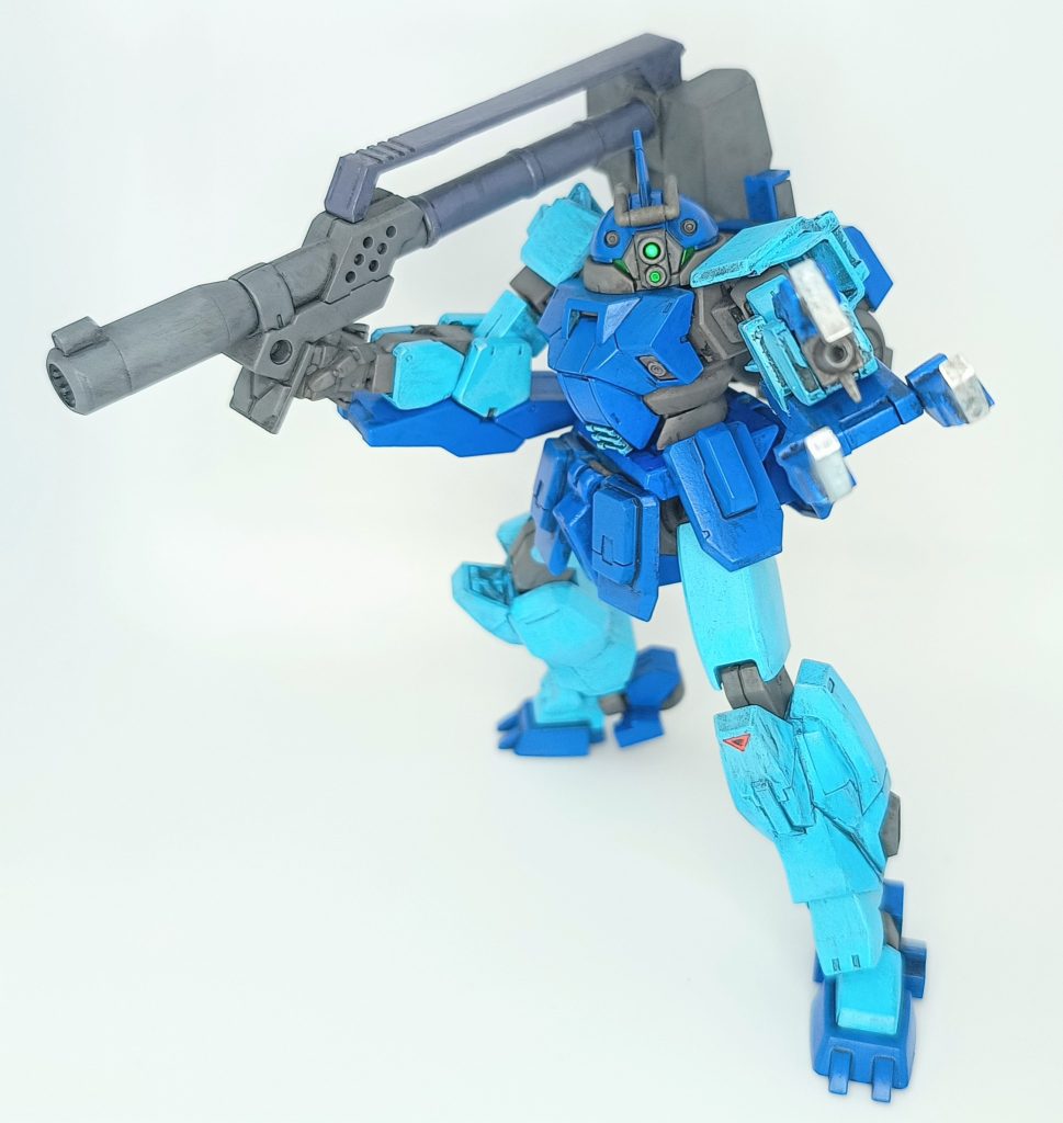 　左腕部ですが、肩はデミの内部パーツを使用し、ブルーディスティニー1号機(以下BD1)の肩パーツを１mmスプリング一本で接続しています　肩から下はブレイディフォックス(以下BF)、上腕を短くしています、そして肘関節から下をBD1の100mmマシンガンに変更、マシンガンに直接BFの前腕の外装を短くして付けています、マズルはコトブキヤの物　クローは30MMの指揮官機用オプションアーマー付属の物を切り離して加工して使用、KPSランナータグを埋め込み、1mm棒でBFの腕アーマー(濃ゆい青)と接続しています　