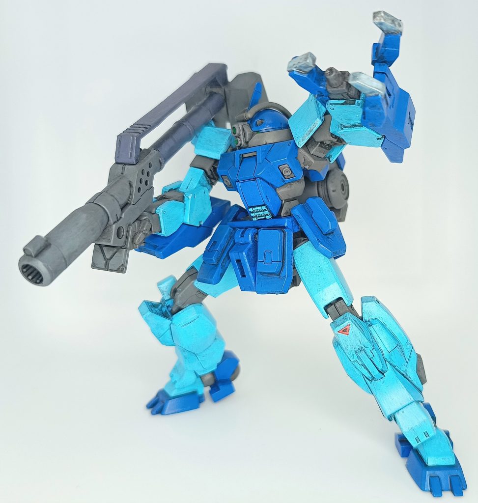 　頭部はデミトレーナー(以下デミ)の頭にダイソーナノブロックをくっつけて隙間をプラ板で埋めたものです　モノアイ上はコトブキヤ、モノアイ下はナノブロックのピンを接着したもの、そして緑目の部分は３Dメタリックシールを使用しています　胸部はデミそのままですが、ハッチ下の水色のフィンはビルダーズパーツのバーニアを埋め込んでいます 