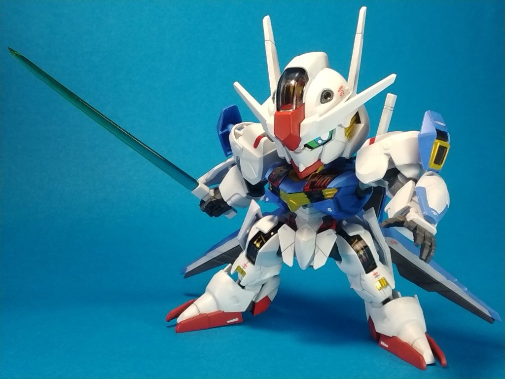 サーベルの刃はHGのままだと流石に長すぎたので、少し短くしました。足はスリッパ側と足首の干渉部分を削り、スリッパ側により深く沈むようにし、短足に見えるよう加工してあります。