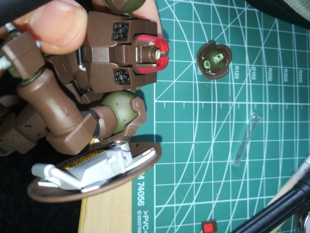 ヘルメットはギラ・ズールリーオーの頭頂部パーツは外し、メインカメラ横のところだけ拝借その上からヘルメット装着