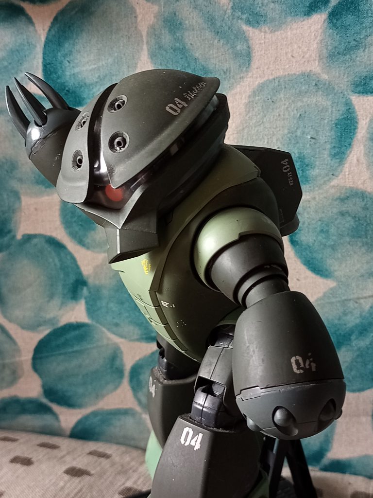 あのポーズ風↑ガンダムデカールってむずいです。でもなんかこの擦れた感じがいい気もする