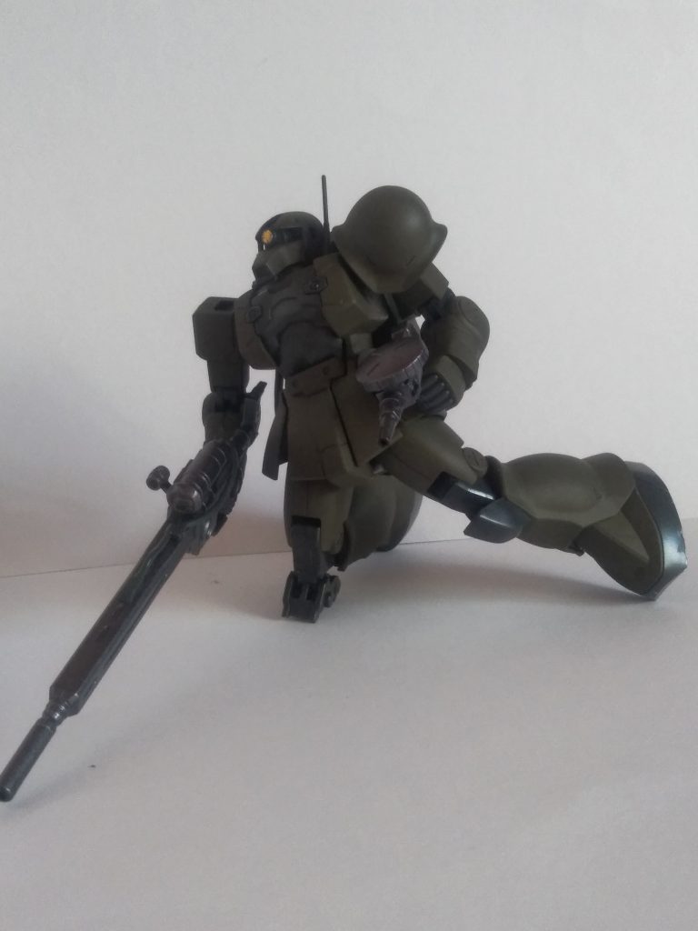 緊急対策用のショートバレルマシンガンを携帯。いつも敵影にビクビクしながら射撃を行っています。(敵影を察知した瞬間直ちに移動)