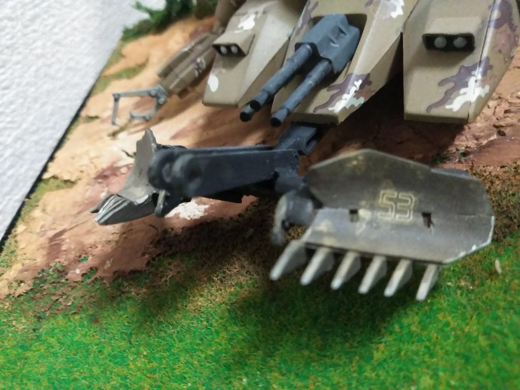 整地用の排土板は戦車プラモのもの。画像は目一杯上へ向けた状態。本来は地雷を撤去するためのものなのだそう。 見方によっては駐鋤と言える