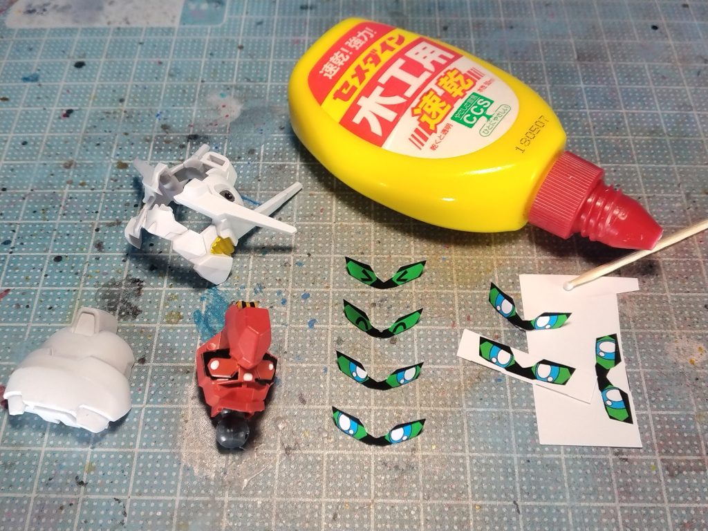 瞳シールはいつもの紙に印刷した物を貼ってあります。爪楊枝でちょこっとだけ付けたボンドで固定され、乾けば簡単に剥がせるので重宝してます。