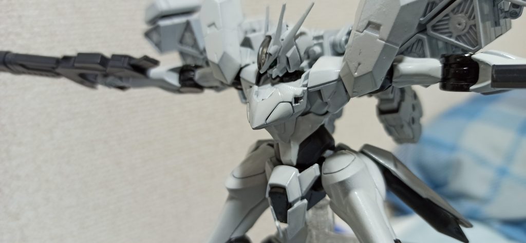 カラーはグランプリホワイト、フレームは黒鉄色、ツインアイはガンダムマーカーのメタリックグリーンで塗装してます。