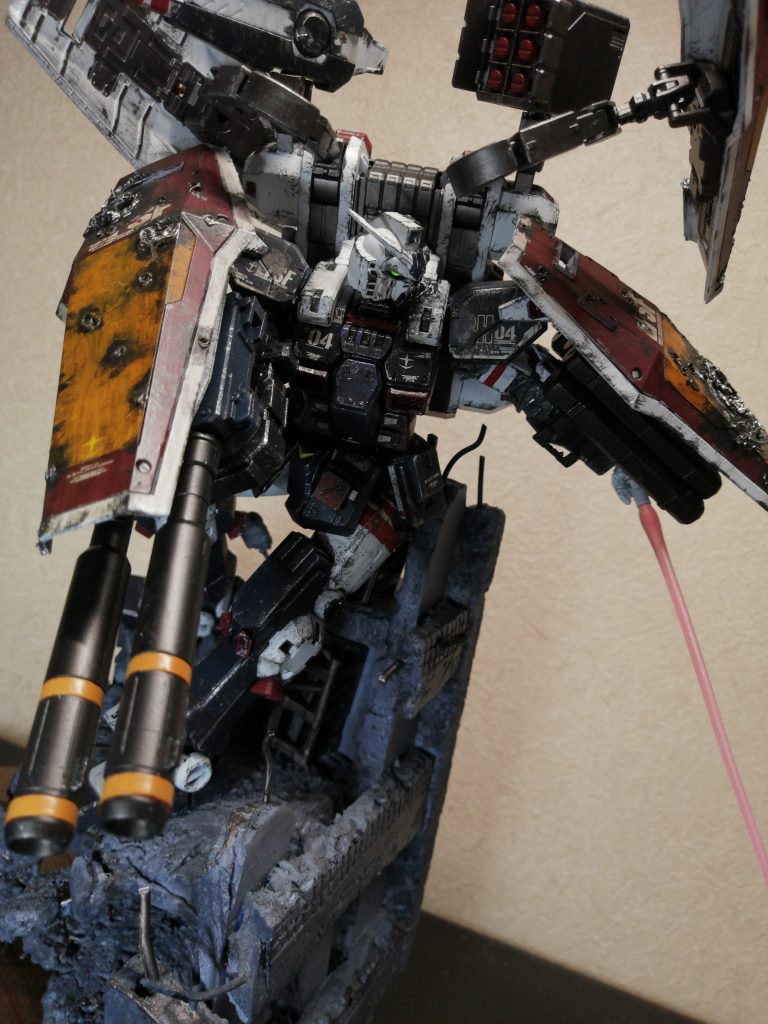 また頭部は固定せず、向きを変えることによってビルに隠れて待ち伏せしているかのようなポーズもとれるようにしました