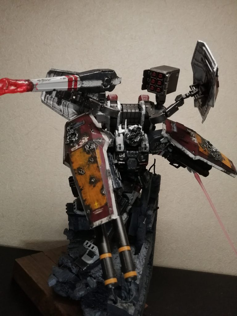 崩壊したビルを作り、サイコザクとのコロニー内での激戦を再現大火力ビームキャノンにはプラバンでエフェクトを作りました