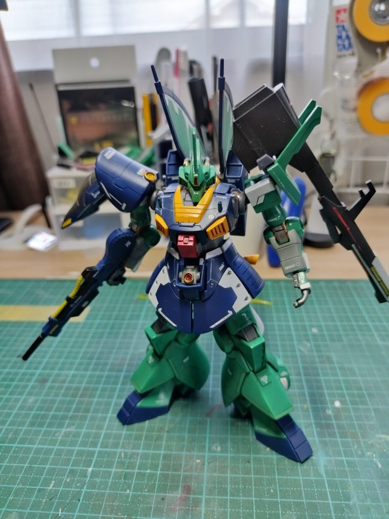 お腹は辺りは、拡散メガ粒子砲が出せそうなイメージで付けてみました。