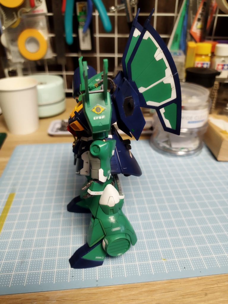 チョウチョの羽根をイメージしてみました。デザインは何回も鉛筆で書いては消しての繰り返しで時間かかったなぁ〜(⁠~⁠_⁠~⁠;⁠)