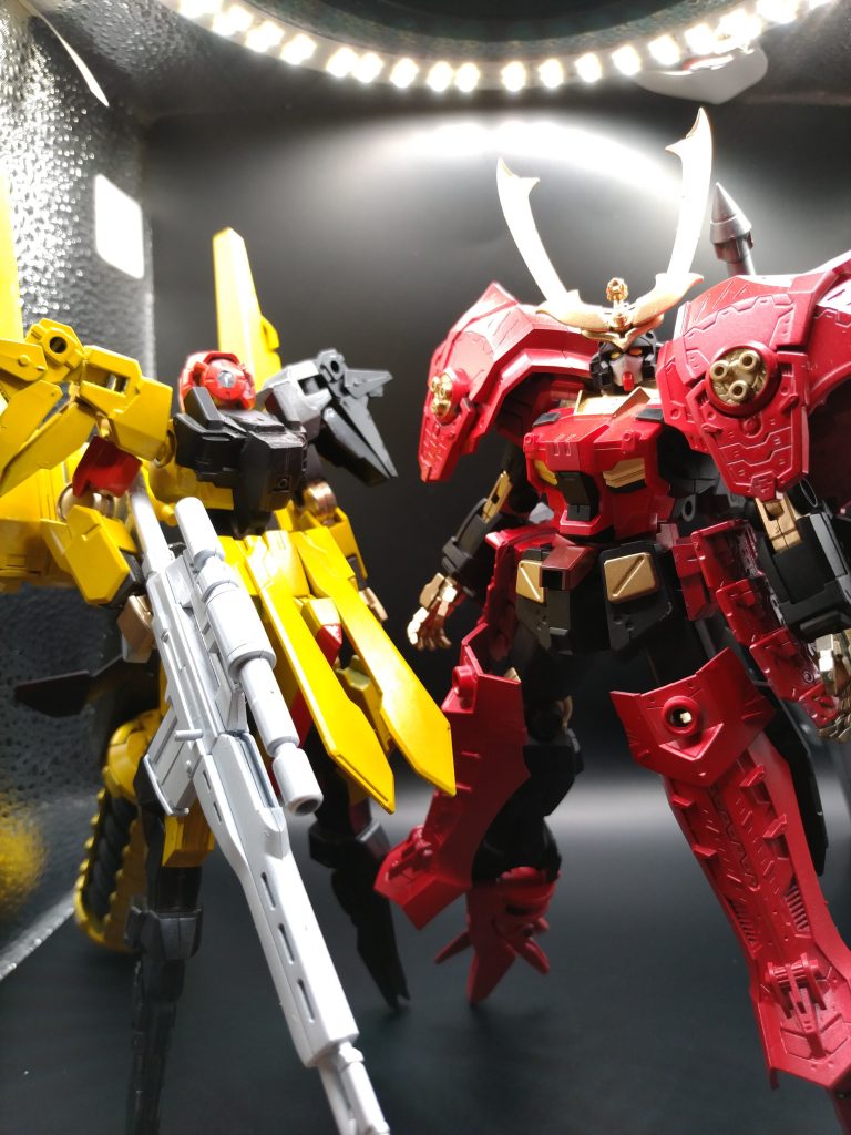 イメージモチーフはスズメバチ+アパレシオン。ラインバレルがモチーフのやつとラブラブツーショット。そろそろフツーに立てるガンプラを作るべきではと思う冬の夜中。