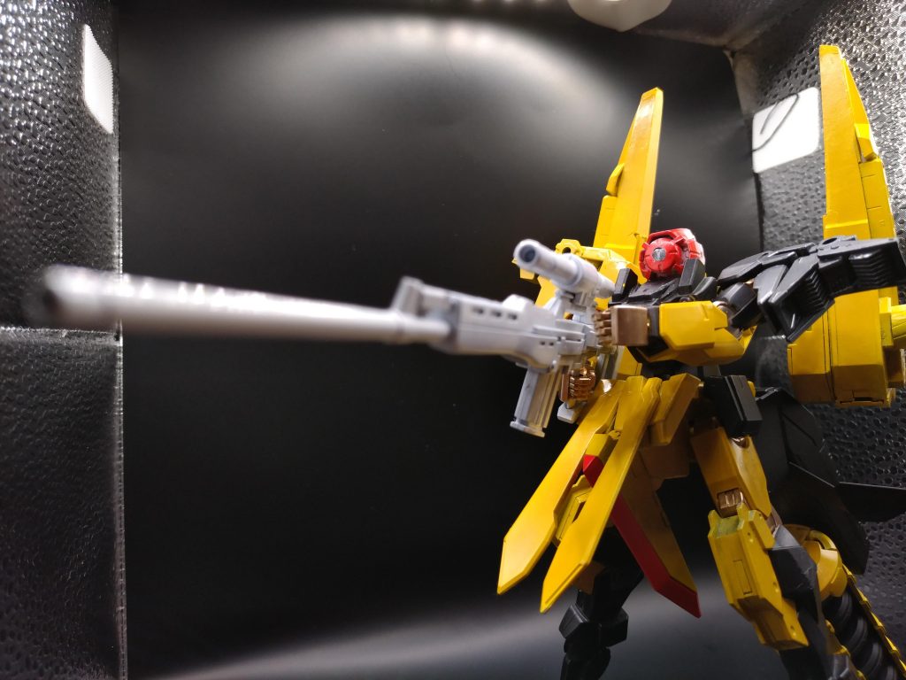 狙撃する場所を選ぶことはなく、高高度や水中などからも狙い撃つことが可能。……このモビルスーツの狙いから逃れることは不可能である。