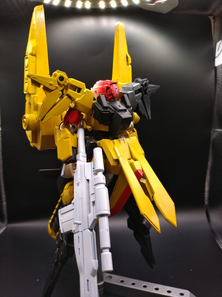 背部のユニットはセンサー及びレーダーの塊であり、頭部のカメラセンサーと連動することでリニアスナイパーライフルによる超長距離狙撃を可能としている。ちなみに、ライフルの形は旧世紀のボルトアクションライフルをモチーフにしているが、見てくれだけであり弾倉に弾丸が詰まっている訳ではない。粒子を超圧縮し、質量ビームとして撃ち出すことでどのような装甲も貫くことができるのである。