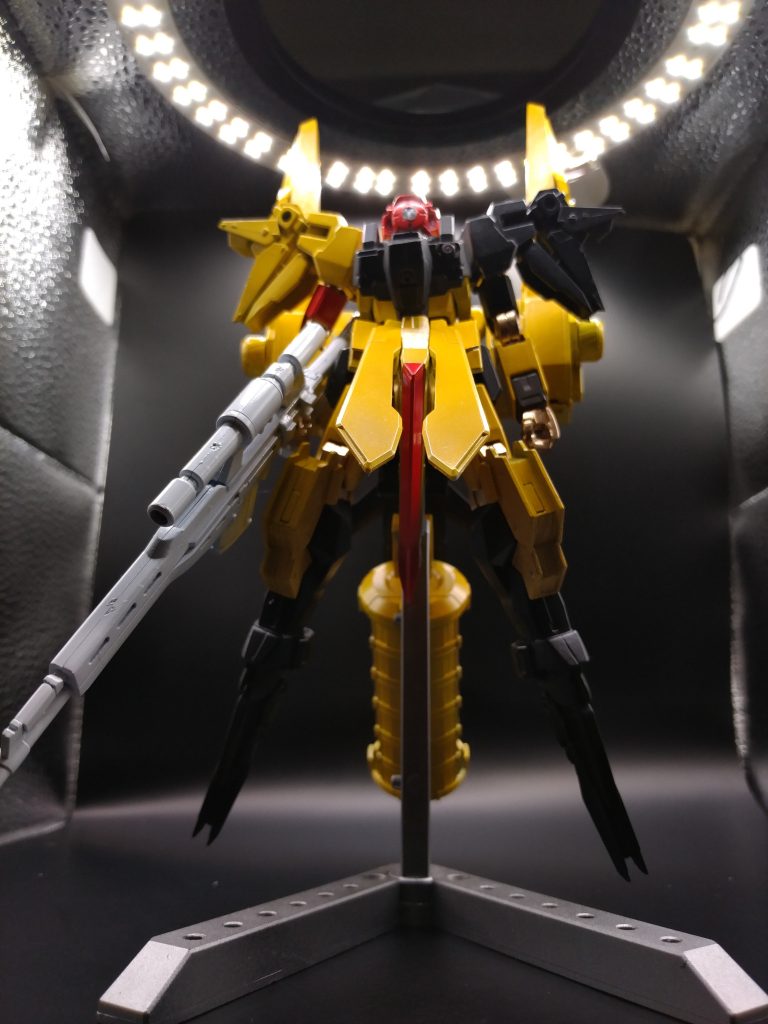 機体名:ガンダム・ビーハイヴ武装GNリニアスナイパーライフルGN粒子による電波障害及び光学迷彩を組み合わせ、その姿を完全に見えなくすることに成功したモビルスーツ。背中のユニットや、両肩のユニット、腰部後方のユニットも全てはその手にあるスナイパーライフルの性能を極限まで引き出すためのものに過ぎないと言う清々しいまでの狙撃戦専用モビルスーツである。