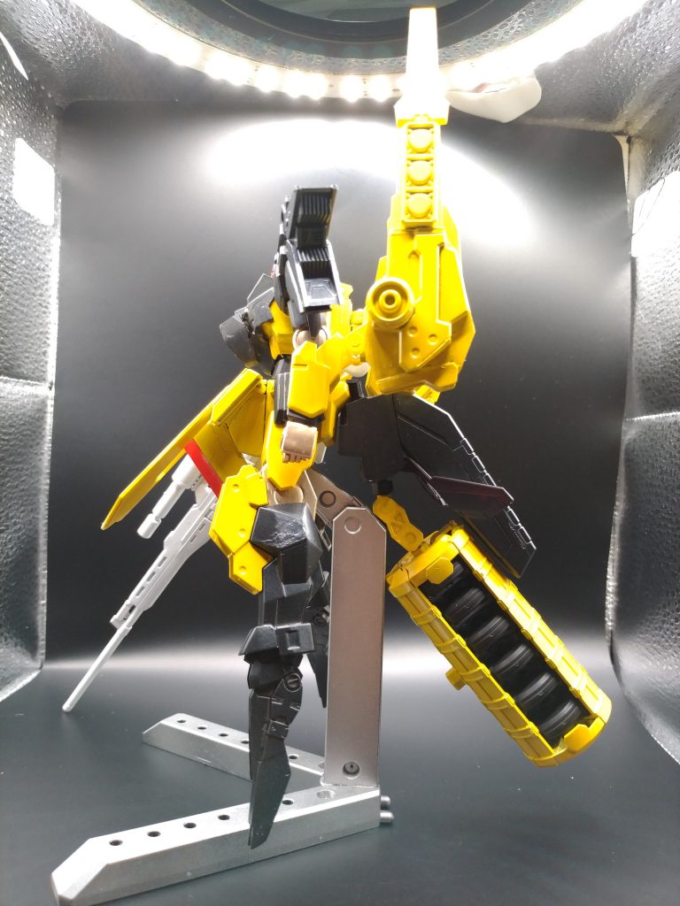 蜂の尻を模したドライヴは特殊な形状をしており、これが異常なまでの秘匿性をもたらしている。そして、ドライヴ上部のコンテナには圧縮された高濃度の粒子を充填したドローンを搭載しており、光学迷彩に何らかの異常が起きた場合に射出し、粒子を撒き散らして強力なジャミングを引き起こし戦場を離脱するためのものである。なお、機体名と色はこのドライヴの形状から取られている。機動力も高いため、正に『蜂のように刺し、蝶のように舞う』を体現したモビルスーツだと言える。