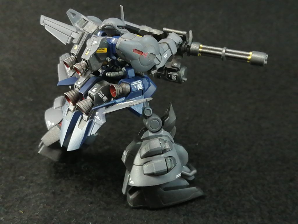 カラーリングはオリジナル。(私のパーソナルカラーの1つです) 下地にメカサフヘヴィ、胴体はMrカラーの328、手足のグレーは305、赤はシナンジュレッド、ランドセル等はMSグレー連邦メタリック。スラスターは焼鉄色です。砲身はリトルアーモリーカラーLAC03バーカーガンメタリックです。 脛の紺色は昔ガンキャノンを作った時の残り物です。  墨入れは色々混ぜた、黒に近いグレーです。 トップコートはGX114スーパースムースクリアー(艶消し) 問題は写真にすると色味が変わる事ですね。