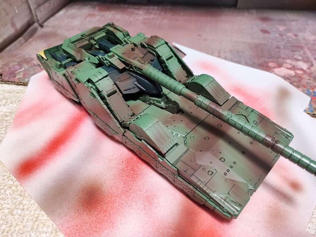 こっから制作一色目の塗装です