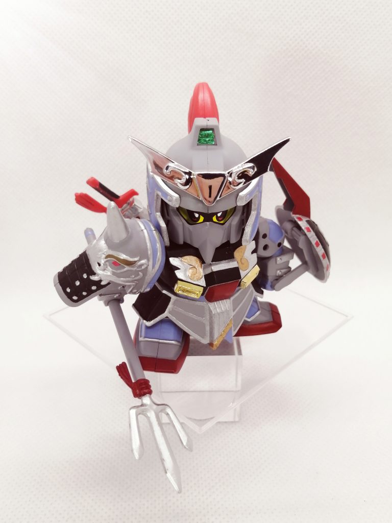 正面像。これといった改造はしていないのですが、兜飾りは角が長すぎる気がしたので上半分をカット。左肩のアーマーはつけずに左右非対称としました。その他、百式ヘッドっぽさを出すために、額に【I】マーク？を付け足しています。