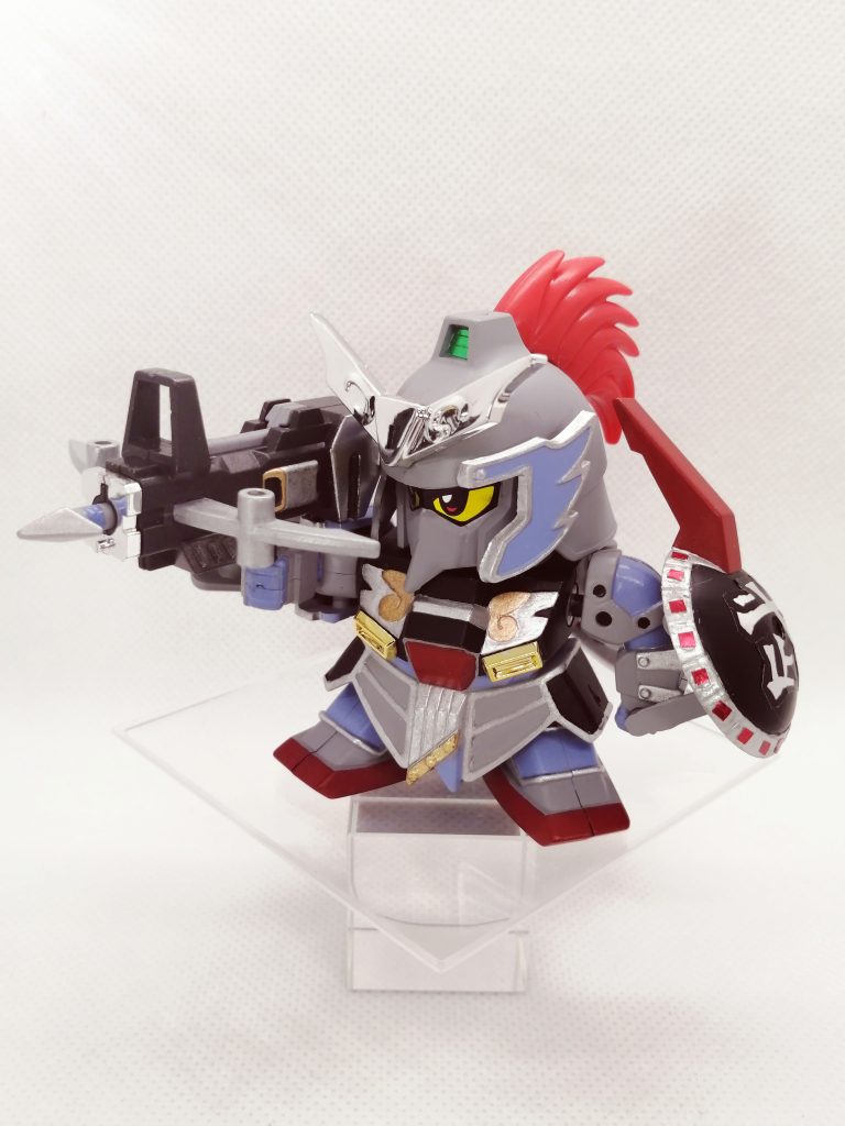 鋼龍弩と呼ばれるボウガンタイプの飛び道具。通常のキットとは異なり、弾の先端が矢じりの形をしています。武神はこのほかにも、青龍刀、仕込み刀、三叉戟といった多彩な武器を扱うことができ、まさしく武術の達人に相応しい呼び名だといえます。