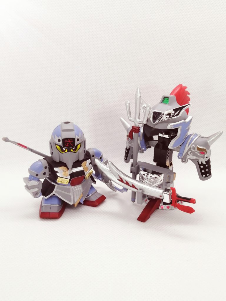 先ほどの鋼龍弩と各種武装を組み合わせることで、「阿修羅の神器」と呼ばれる形態を再現できます。武器を余すことなく使って鎧スタンドにするところが、まるで天秤座の黄金聖衣のようで個人的に気に入っています。