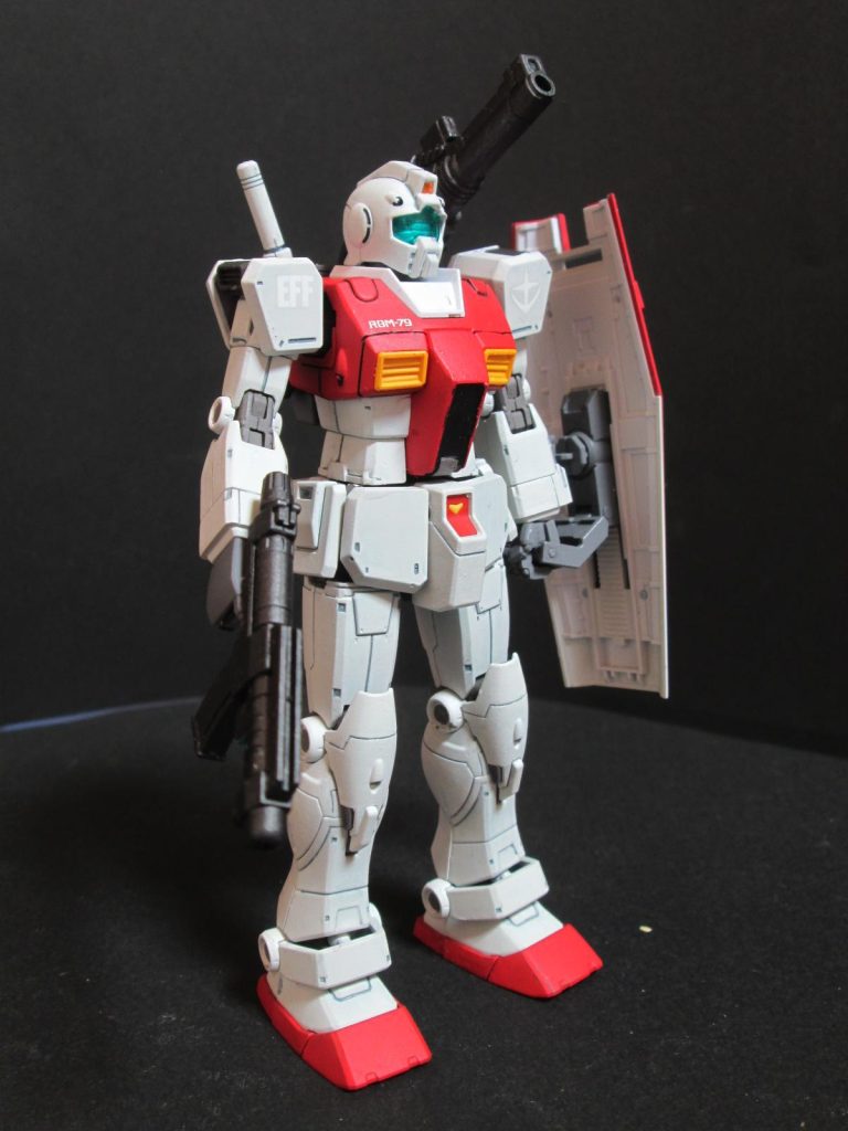 ショルダーキャノンはオリジン版ガンダムから拝借、肩アーマーはインターセプトから拝借しました。スレッガージムのコクピットハッジ部分のパーツを平らにしてからプラ板で枠を作成。シールドの数字のステッカーを持っていなかったので、適当なものを貼り付けました。