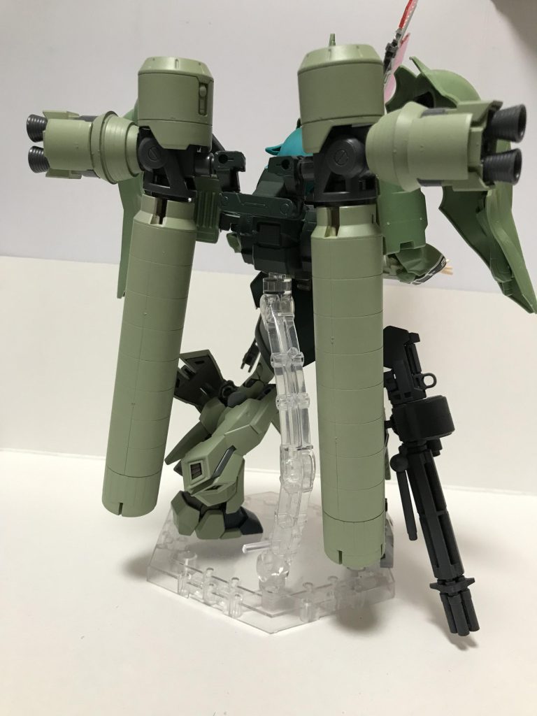 リペアードといえばの後ろ姿。ジャンクパーツの筒系のものをつなぎ合わせてそれっぽく作りました。本来はバインダーの代わりについてるんですが、重量の関係もありバックパックからの接続となってます。