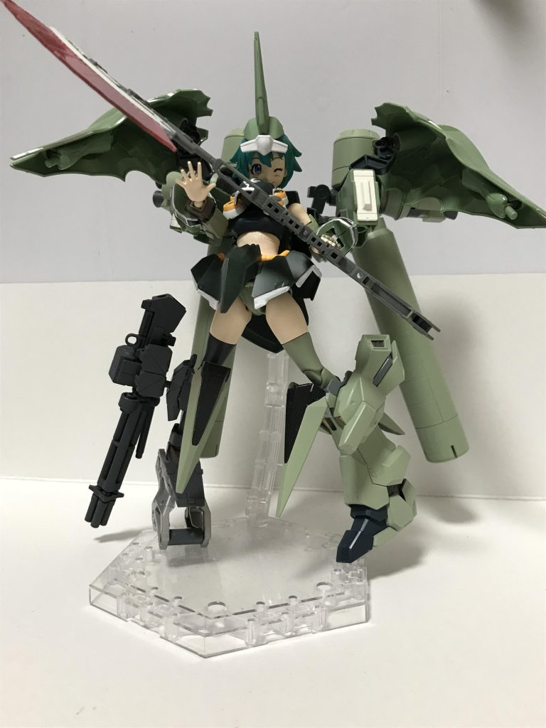 武器はクシャトリヤアヤメさんから頂いがビームハルバードを装備させています。足は角ばって連邦感を出したかったんでシナンジュスタインの脛装備を接続しました。