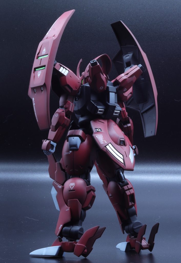 バックパックの手?(イーシュヴァラ)は稼働式に変更。ファンネルコンテナみたいでサザビーみたい。