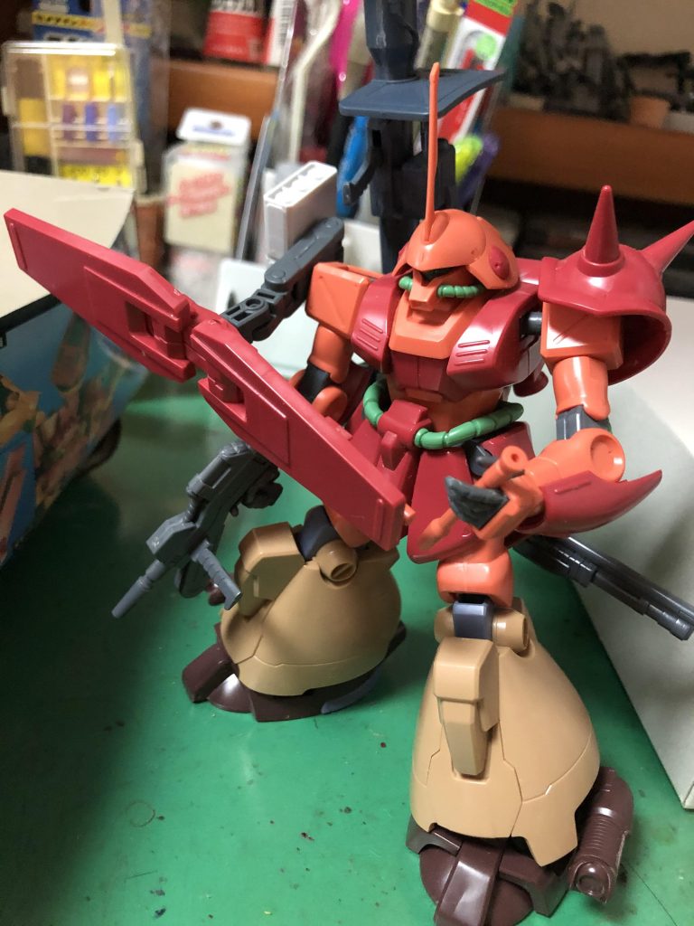 塗装前の写真がありました。(おぼろげですが)シールドをこんな感じで動かしてビームサーベルを抜くのを想定してたみたいですね、ただ完成した今は固くてシールドからビームサーベル取り出すの怖いんですよね