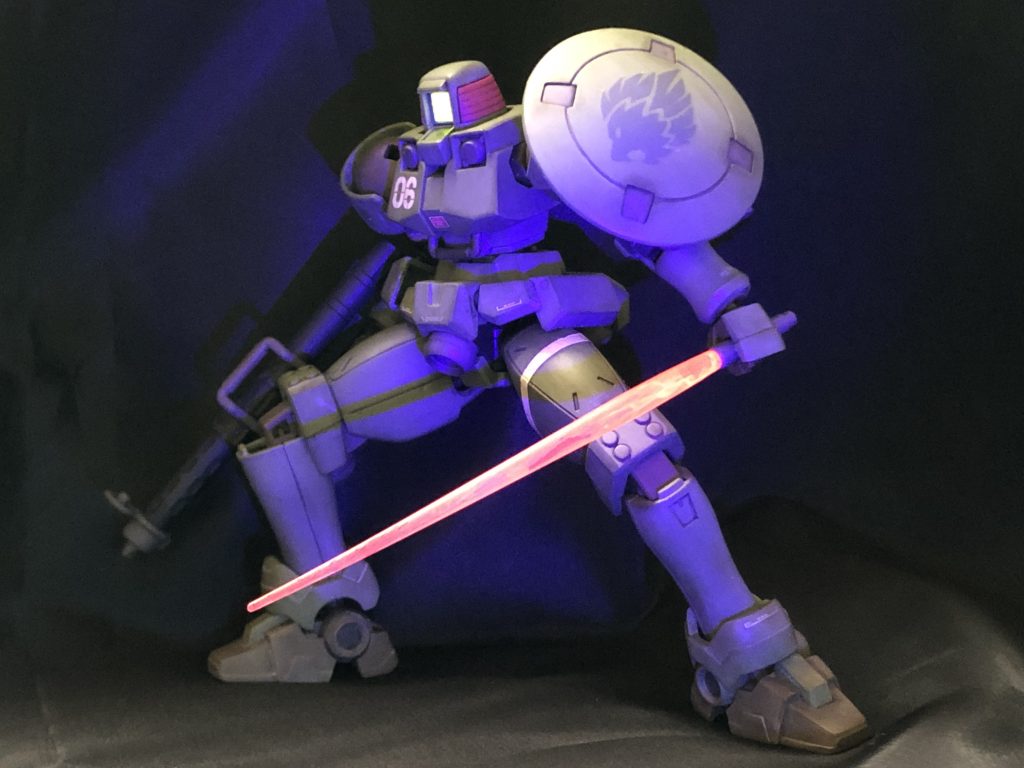 実は先に投稿した陸戦型ガンダムやザクビーム試験機もカメラ部分などに蛍光塗料を使ってブラックライトで光るようにしてます。このリーオーはカメラ?部分が大きいのとイエローが効いてるのか、イイ感じに発光してます。