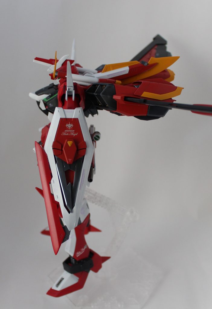 横はこんな感じです。ブーメラン？の部品はポリパテでもってるので旅立とうとします。