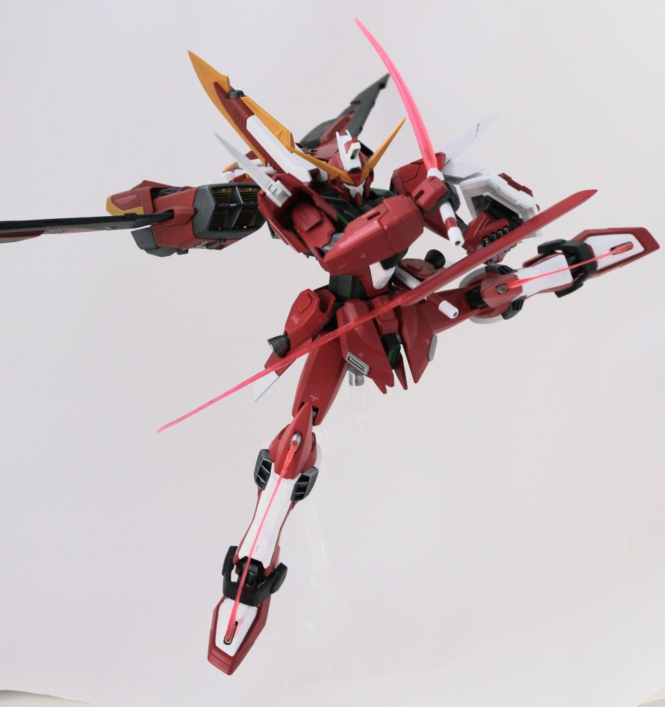 ポージングの自由度も多く遊べます。ただ股関節が固着するので改造しておくといいですね。 