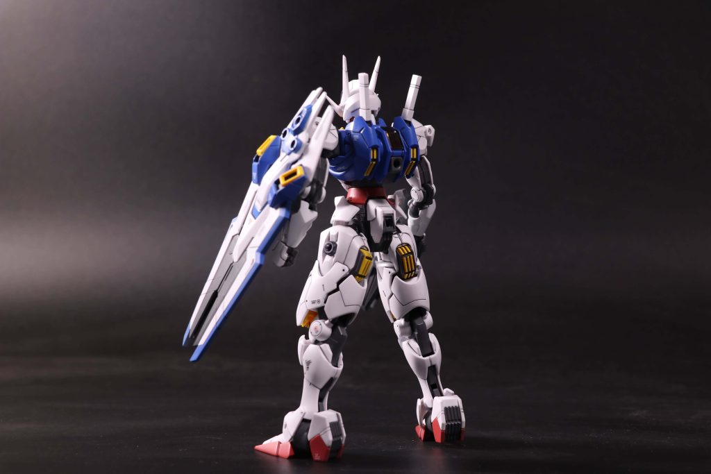 水星の魔女のMSはディテールが細かいですね。後ろ姿も好きです。