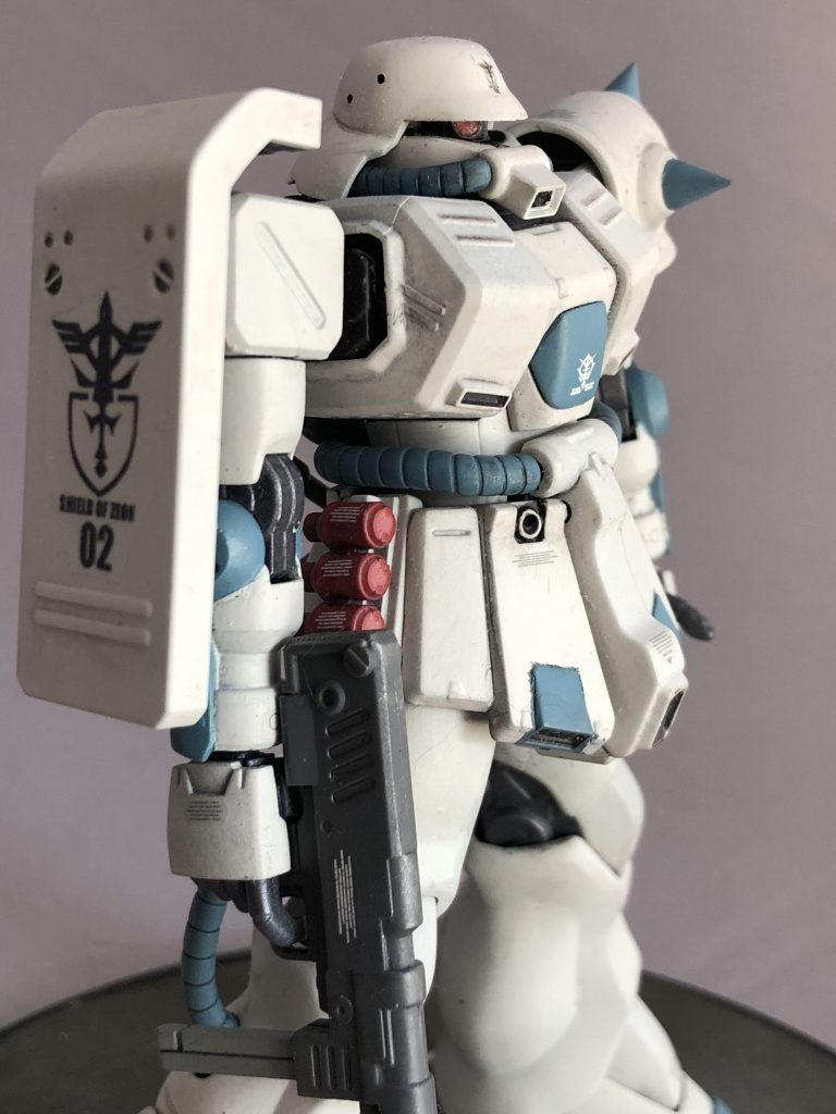 印象的な「Shield of Zeon」のマークは漫画やネット上の画像を参考にPhotoShopで作図して、インクジェットプリンタで作るデカールシートで自作しました。