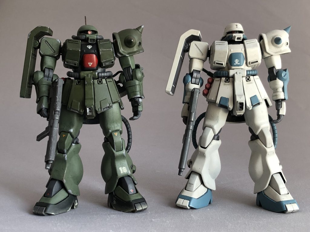 過去作FZと。過去作の方は前腕を旧キットと置換、胸部はプラ板を貼り付けてヴォリュームアップ、モモと膝下はプラ板を挟んで幅増しをしていますから、かなりガチムチマッチョです。バーニィのザクは、やはりガチムチがいいですね。