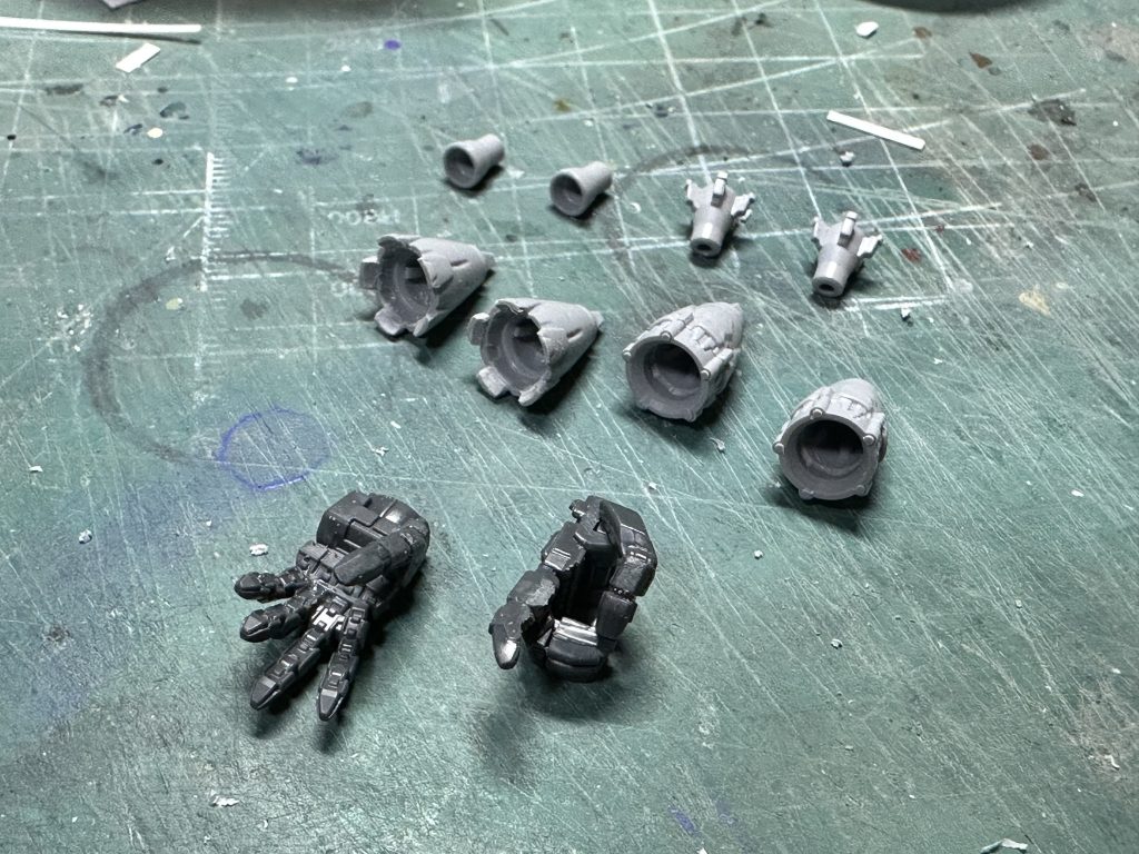 　HGUCコンプ企画なので、使うディテールアップパーツは純正品を使います・・・って、いつもそうなんですけど。　例によって指先の演出は忘れません。安全のため、右手人差し指は発砲直前までトリガーに指をかけないようにしましょう。左手は・・・まだこの頃はイメージがあやふやなままそれっぽく形状変更してます。　バーニアは縁を薄くした程度。上段・下段をあえて違うタイプにしてみました・・・が。