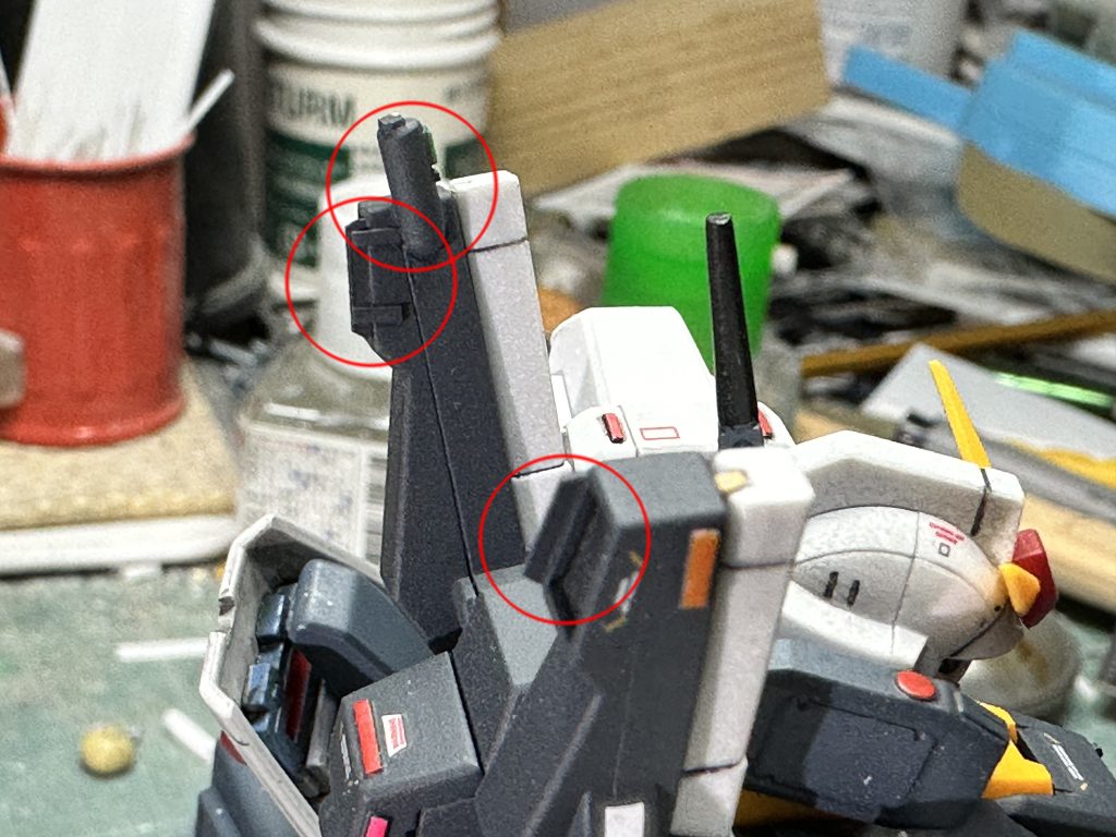 　バックパックのフレキシブルスラスターにもプラバン延長ディテールを追加。　左頂上部分にプラ棒で制作した複合センサーポッドを追加。