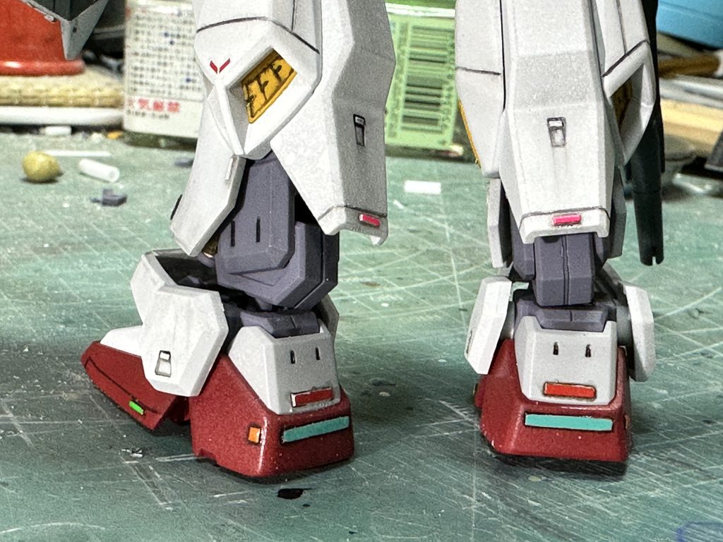 　全身に貼り付けてあるプラチップも、自分の中である程度意味を持たせないと際限が無くなるので、適所に置く感じで。グリーンが光学・対物などのセンサー系。レッドは注意喚起のためのコーションランプ系。オレンジはそのまんま、ウインカーなど方向指示系。例外としてヒール部分のミントグリーンは常時発光し、グランドクルーの安全確認のためのもの、という俺設定。　あと毎回マニュピレータの人差し指を赤くするのは、自分の中の絶対的俺設定です。