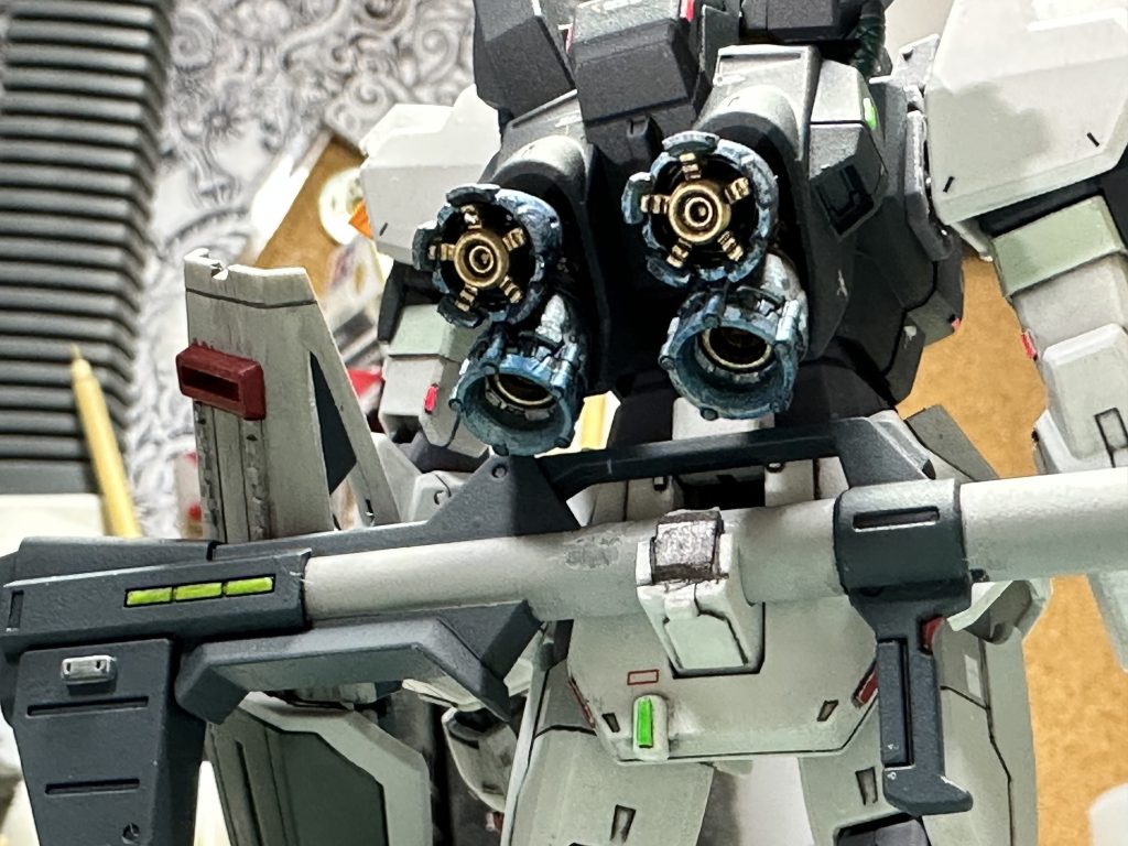 　バックパックのバーニアも、特に考えも無くビルダーズパーツに置き換えましたが・・・ちょっとサイズ的にもディテール的にもクドかったかも。一応、ステンレスをベース塗装、先端にクリアブルーを吹いて焼け表現。　リアスカート左側にはバックパック上端に付けた複合センサーポッドをプラ棒で制作。これも位置的に右側に付けるべきだったかなぁ。ボディの左側ばかりにセンサー類が集中してしまったのは良くないです。　そして腰のマウントに装備したら一発で塗装が剥げたバズーカｗおかげで面倒なマスキングまでして塗り分けたのに、手で持った状態での撮影ができなくなりました（泣）。