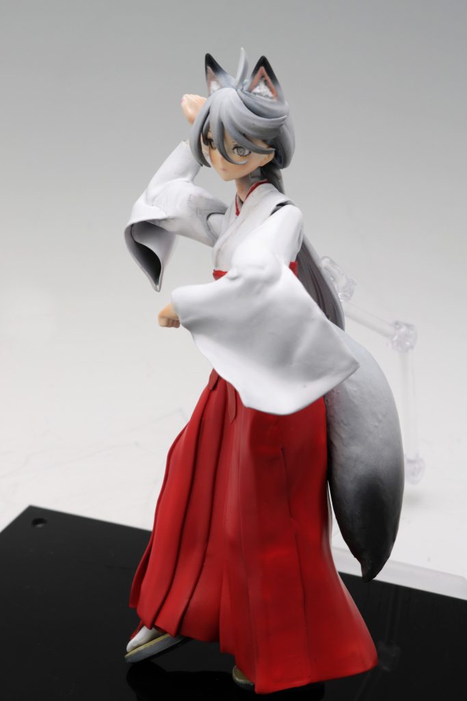 髪の毛尻尾の色は成型色だと薄い青で表現されていますが、アニメのイメージだと薄いグレーなので、ガイアのスチールグレーをベースにメイン1 少し明度を下げたメイン2、黒を混ぜたシャドウ、メイン1にホワイトを混ぜたハイライト、この4色、メイン1→メイン2→シャドウ→ハイライトの順で塗って、最後にメイン1で調整しました。