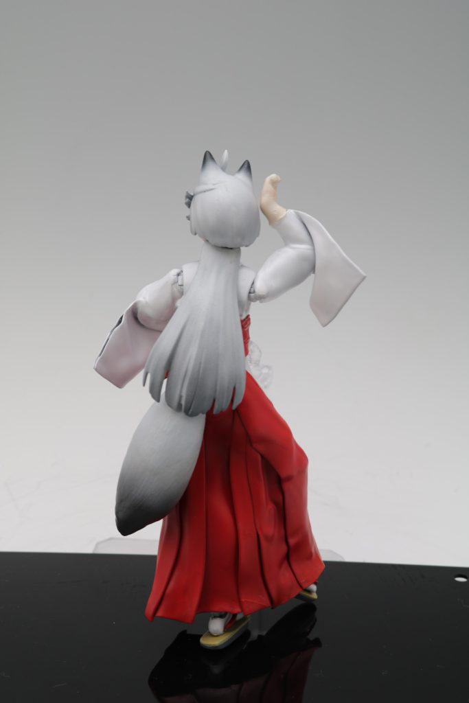 尻尾は、梱包材の白い繭みたいな「あれ」を、薄く伸ばしたエポキシパテで包んで固め、500サフを塗って上から歯ブラシでこすって少し毛ばだたせました。