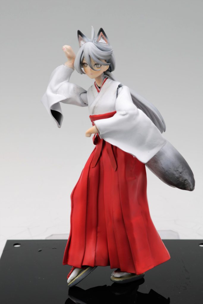 正面です。狐ダンスの動画を何度も見て色々ポーズ参考にしましたが、やっぱりこのポーズですね。手の角度、軸足と、反対の足のひねた足先の角度、腰を動画で確認して調整しました。