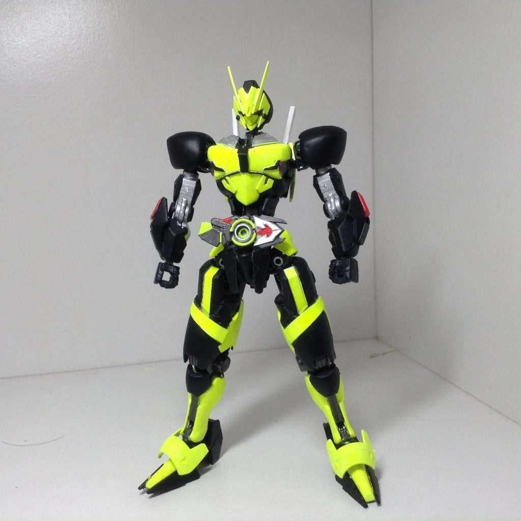 主に改造したのは頭、胴体、肩あと腰を前後に可動出来るようにしてゼロワンドライバーの追加、　股関節にも少し手を加えていますキットのままだとライダーキックのポーズがうまく決まらないんですよ