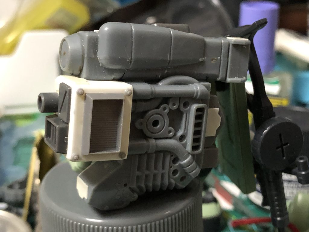 背中の増設ジェネレータはジャンクパーツ、ディテール用の既製品パーツ、プラ板などの集合体です。これ作ってるのが一番楽しかったです。