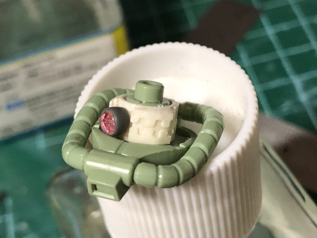 完成写真だとわかりづらいですけどモノアイ周りはプラ板で自作しました