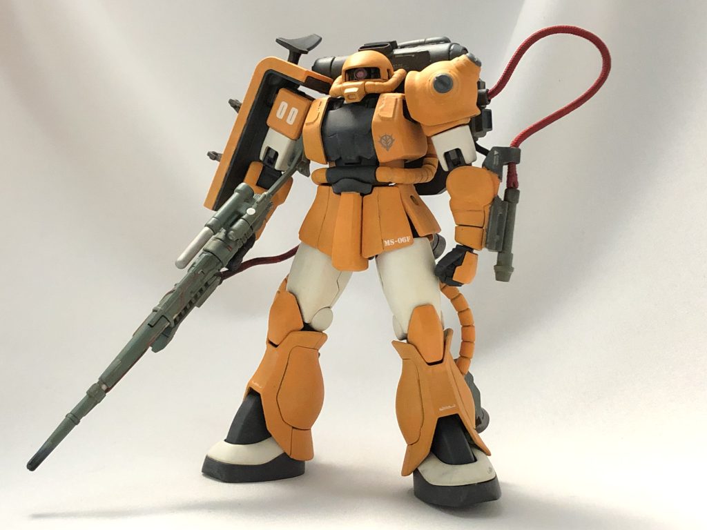 素立ちの表からビーム兵器そのものの試験というより手(マニュピレータ)を介してビーム兵器が問題なく出力できるかの試験のための機体という妄想設定です。背中の増設ジェネレータからビームライフル、サーベルを有線接続して出力を安定させています。