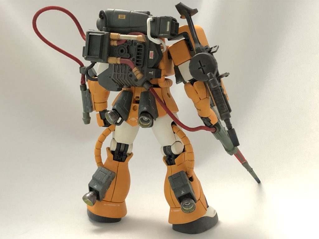 素立ちのバックショット増設ジェネレータは本来のランドセルをオミットしての急ごしらえって感じを想定しています。当初の目的のビーム兵器の出力自体は問題なくお役御免となっていたが、戦場が宇宙に移り戦力的に寝かしておくのは勿体ないということで実戦配備するためにランドセル排除による機動性低下を補う為に腰と脚部にスラスターを増設しています。
