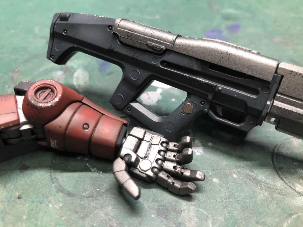 ライフルが重くて保持できないのでマグネットを仕込んでいます。意外とこれ保持が出来ています。