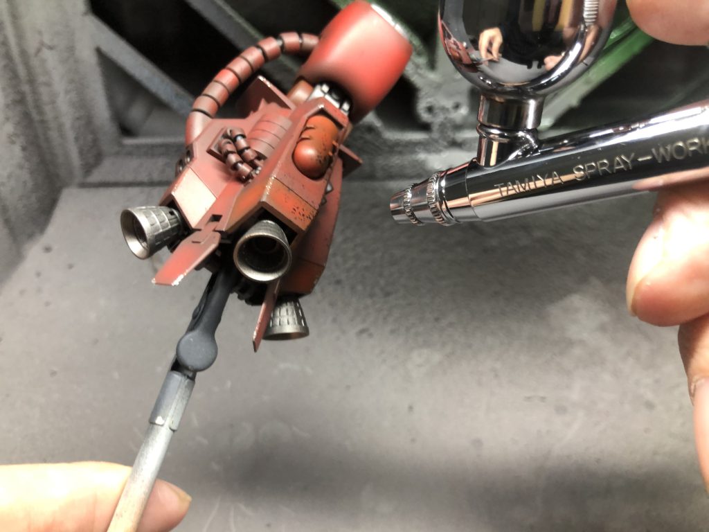 ウェザリングはチッピングとシャドー吹き。シャアはあまり被弾しないので控え目にしています。